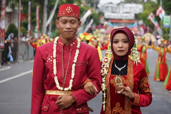 Een Echtpaar Met Een Trouwjurk Van Banten — Stockfoto