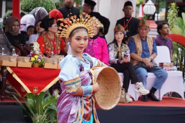 Bengkulu 'dan Pane meu-unen dansı. Bu dans toplumda karşılıklı işbirliğini simgeliyor.