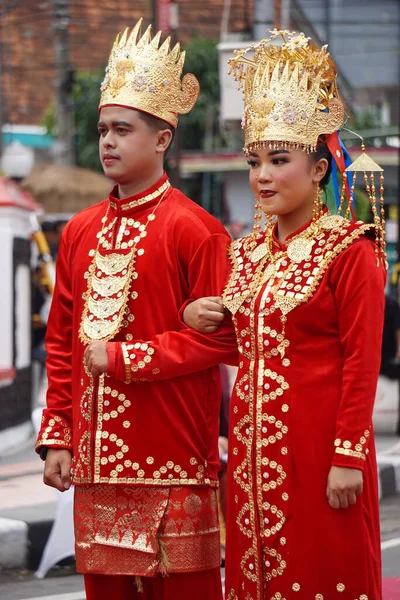Couple Avec Tissu Traditionnel Bengkulu Carnaval Ben — Photo