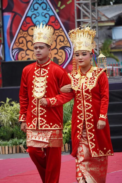 Casal Com Tecido Tradicional Bengkulu Ben Carnival — Fotografia de Stock