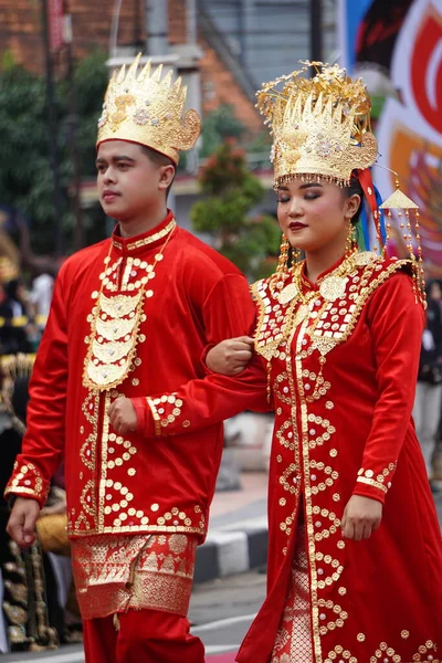 Couple Avec Tissu Traditionnel Bengkulu Carnaval Ben — Photo