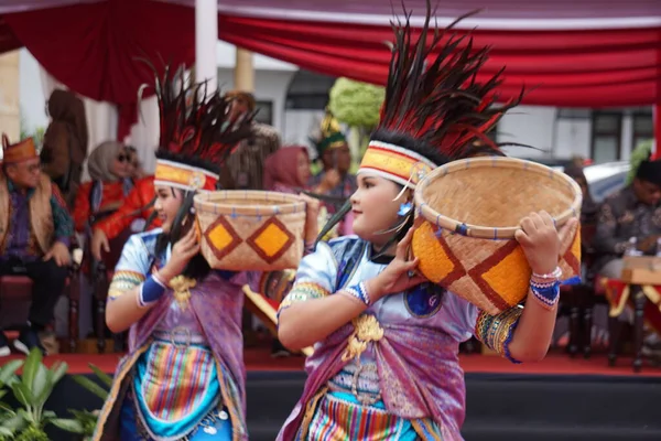 潘美艳的舞曲来自邦库鲁 这种舞蹈象征着社会上的互相合作 — 图库照片