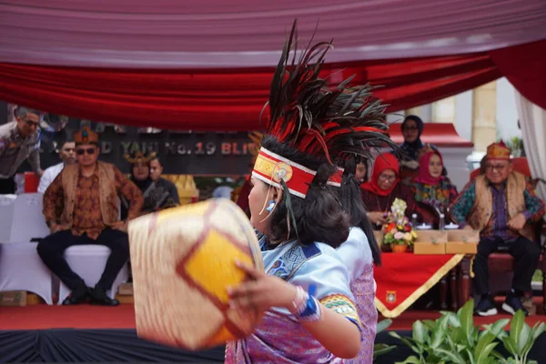 stock image Pane meu-unen dance from bengkulu. This dance symbolizes mutual cooperation in society