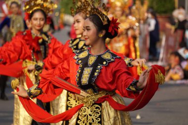 Gorontalo 'dan Tidi lo o' ayabu dansı. Bu dans bir prensesin tüm misafirleri karşılama inceliğini anlatıyor.