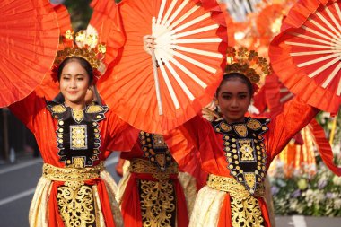 Gorontalo 'dan Tidi lo o' ayabu dansı. Bu dans bir prensesin tüm misafirleri karşılama inceliğini anlatıyor.