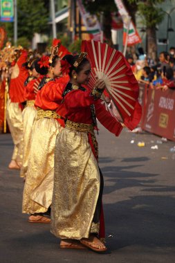 Gorontalo 'dan Tidi lo o' ayabu dansı. Bu dans bir prensesin tüm misafirleri karşılama inceliğini anlatıyor.