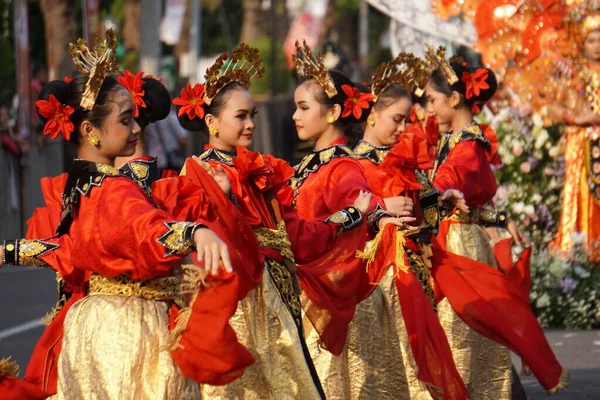 Tidi Ayabu从Gorontalo跳的舞这段舞蹈描写了公主招待所有客人的雅致 — 图库照片