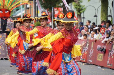 Ondel-ondel, Betawi, Jakarta 'dan bir sanat gösterisi. Ondel-ondel her zaman soyuna göz kulak olan bir atanın rolünü oynar.