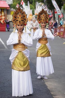 Jambi 'den Tari angso dua. Angso ikilisi, yaşamak için bir yer ararken Prenses Mayang Mangurai 'ye rehberlik ettiğine inanılan bir çift kuğuyu anlatıyor.