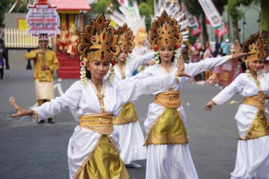 Jambi 'den Tari angso dua. Angso ikilisi, yaşamak için bir yer ararken Prenses Mayang Mangurai 'ye rehberlik ettiğine inanılan bir çift kuğuyu anlatıyor.