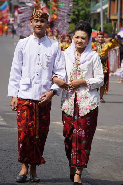 Ben Carnival에서 East Java의 전통적인 의상을 인도네시아 로열티 프리 스톡 사진