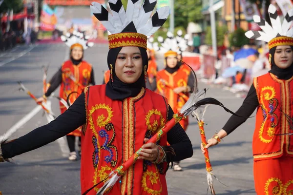 Orta Kalimantan Dan Kız Kıza Dans Dans Dayak Halkının Neşe — Stok fotoğraf