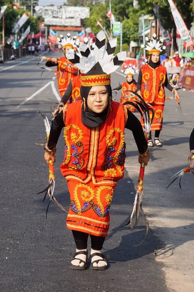 从中央喀喇昆丹舞来的舞曲 这种舞蹈表达了达亚克人民的喜悦和喜悦 — 图库照片