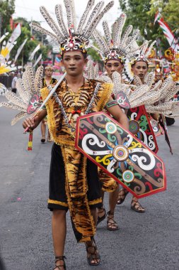 Kuzey Kalimantan 'dan Burung isit dansı (Borneo) BEN karnavalında