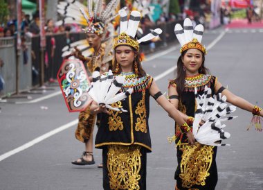 Kuzey Kalimantan 'dan Burung isit dansı (Borneo) BEN karnavalında