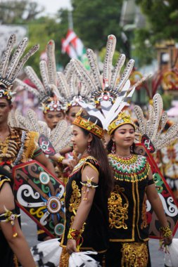 Kuzey Kalimantan 'dan Burung isit dansı (Borneo) BEN karnavalında