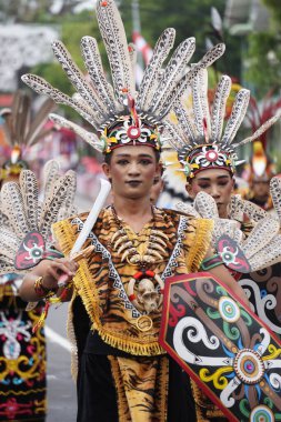 Kuzey Kalimantan 'dan Burung isit dansı (Borneo) BEN karnavalında