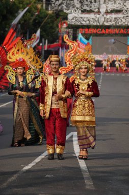 BEN Karnavalı 'nda Bangka Belitung' dan geleneksel kostümlü Endonezyalı.