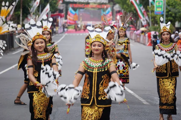 Kuzey Kalimantan Dan Burung Isit Dansı Borneo Ben Karnavalında — Stok fotoğraf