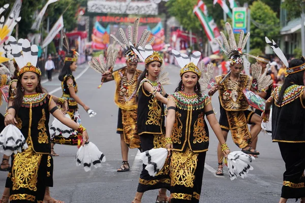 Kuzey Kalimantan Dan Burung Isit Dansı Borneo Ben Karnavalında — Stok fotoğraf