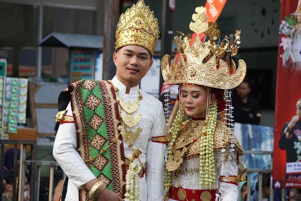 Casal Com Traje Tradicional Lampung Este Traje Chamado Saibatin Pepadun — Fotografia de Stock
