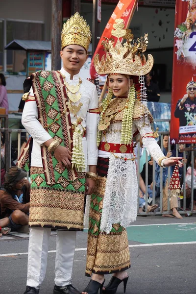 Couple Traditional Costume Lampung Costume Called Saibatin Pepadun — Stock Photo, Image