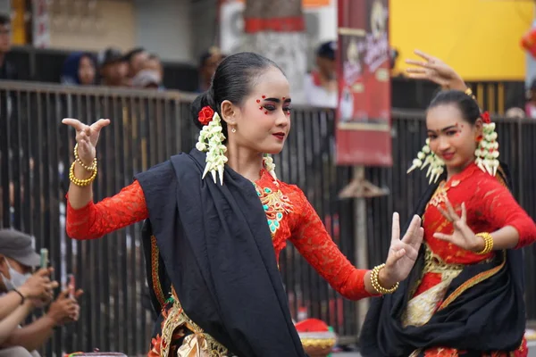 Taniec Pokoju Gelang Madury Ben Carnival Ten Taniec Przedstawia Energiczną — Zdjęcie stockowe