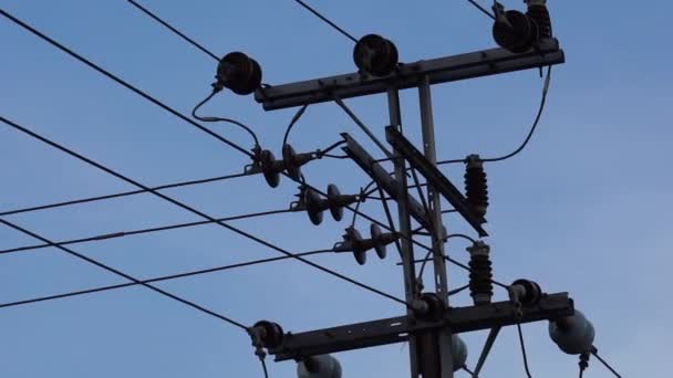 Elektrisches Kabelnetz Mit Himmelshintergrund — Stockvideo