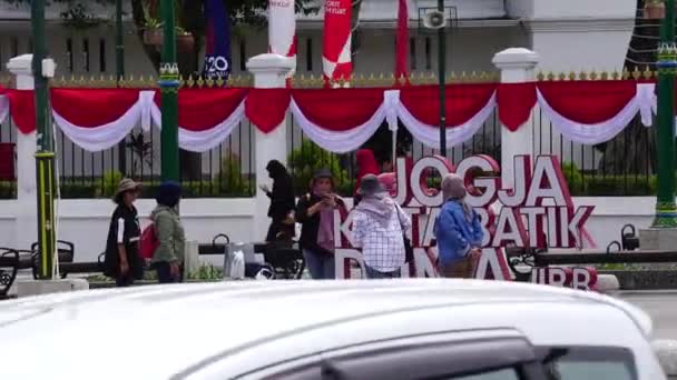 インドネシア ジョグジャカルタのマリオボロにあるバティック記念碑 — ストック動画