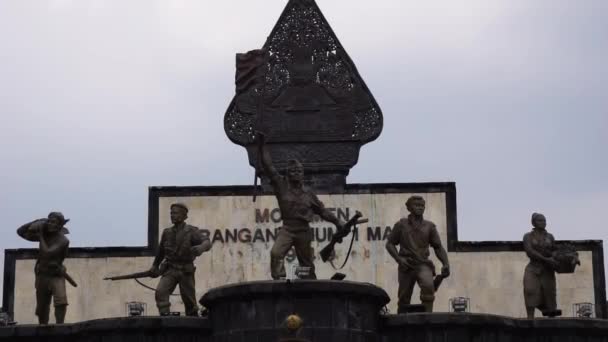 在Jogja的Serangan Umum Maret 1949纪念碑 这座纪念碑是为了纪念荷兰第二次在印度尼西亚的军事侵略 — 图库视频影像
