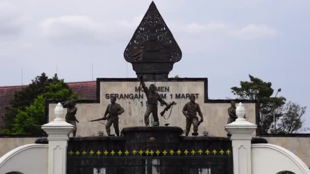ジョージャにあるセルガンガンガンハー1949の記念碑 この記念碑は インドネシアにおける第2オランダ軍事侵攻を記念しています — ストック動画