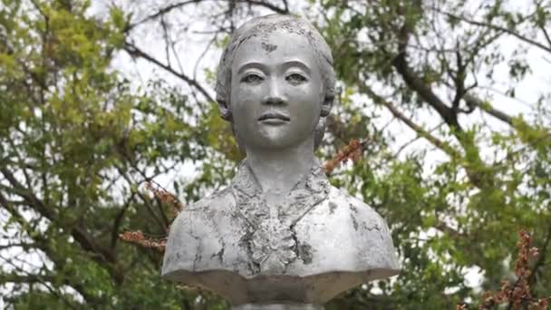 カルティーニ モニュメント カルティーニは 女性のための教育におけるインドネシアの女性の英雄の一人です — ストック動画