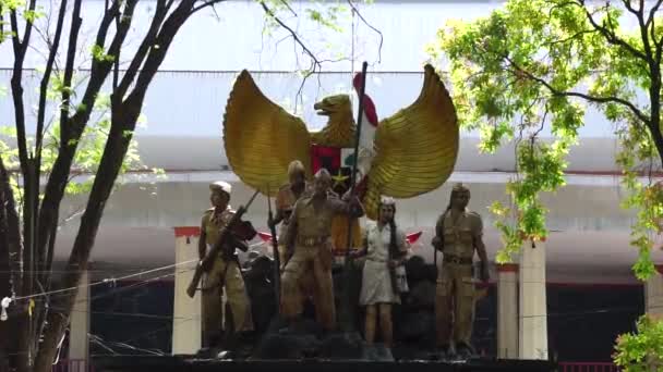 Памятник Индонезийским Героям Гедунг Хуанг Нганжук Восточная Ява Индонезия — стоковое видео