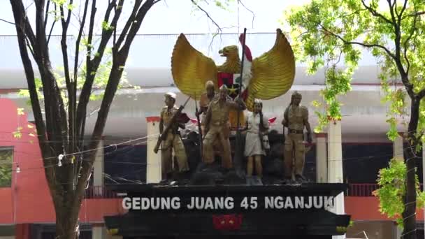 Monumen Pahlawan Indonesia Gedung Juang Nganjuk Jawa Timur Indonesia — Stok Video