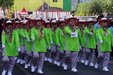 İnsanlar Endonezya 'nın bağımsızlığını kutlamak için yürüyorlar (baris berbaris)
