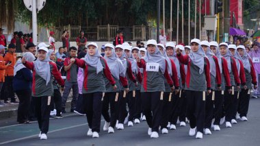 İnsanlar Endonezya 'nın bağımsızlığını kutlamak için yürüyorlar (baris berbaris)