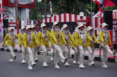 İnsanlar Endonezya 'nın bağımsızlığını kutlamak için yürüyorlar (baris berbaris)