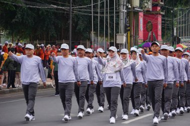 İnsanlar Endonezya 'nın bağımsızlığını kutlamak için yürüyorlar (baris berbaris)