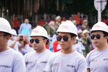 İnsanlar Endonezya 'nın bağımsızlığını kutlamak için yürüyorlar (baris berbaris)