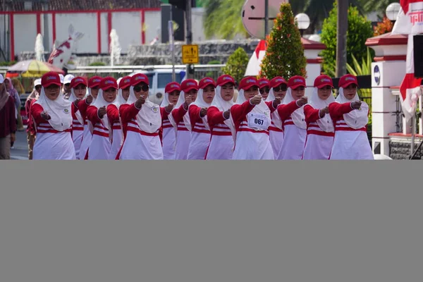 Gente Sta Marciando Baris Berbaris Celebrare Indipendenza Dell Indonesia — Foto Stock