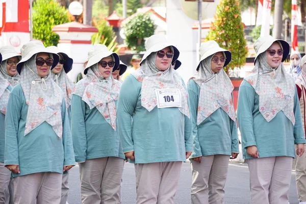 Lidé Pochodují Baris Berbaris Oslavovat Nezávislost Indonésie — Stock fotografie
