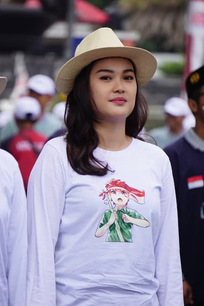 Orang Orang Berbaris Baris Berbaris Untuk Merayakan Kemerdekaan Indonesia — Stok Foto