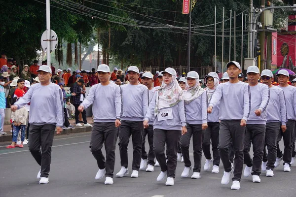 Ludzie Maszerują Baris Berbaris Aby Uczcić Niepodległość Indonezji — Zdjęcie stockowe