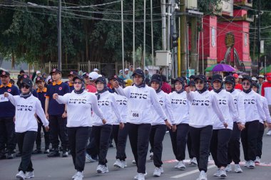 İnsanlar Endonezya 'nın bağımsızlığını kutlamak için yürüyorlar (baris berbaris)