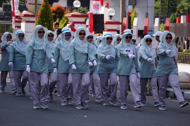 İnsanlar Endonezya 'nın bağımsızlığını kutlamak için yürüyorlar (baris berbaris)