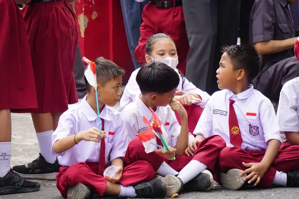 Siswa Indonesia Dengan Teman Temannya Memegang Bendera Merah Dan Putih — Stok Foto