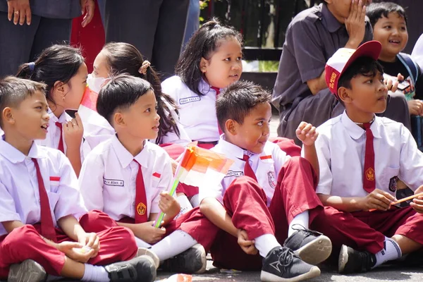 Endonezyalı Ilkokul Öğrencileri Arkadaşları Ellerinde Kırmızı Beyaz Bayraklar Tutuyorlar — Stok fotoğraf