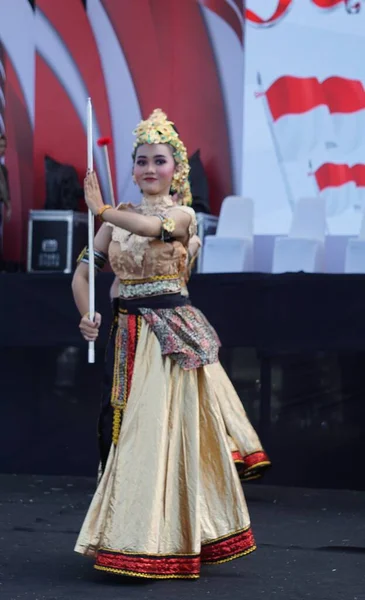 Klenting Sumanding Dance Wird Mit Einer Ansammlung Von Kediri Mädchen — Stockfoto