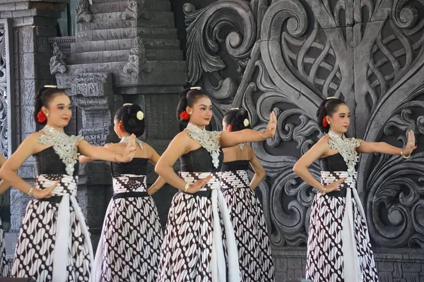 Bedhaya Tańczy Ten Taniec Jeden Tradycyjnych Tańców Indonezyjskich — Zdjęcie stockowe