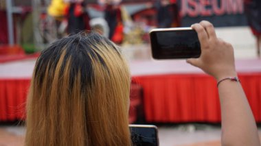 Akıllı telefonla kayıt yapan insanlar